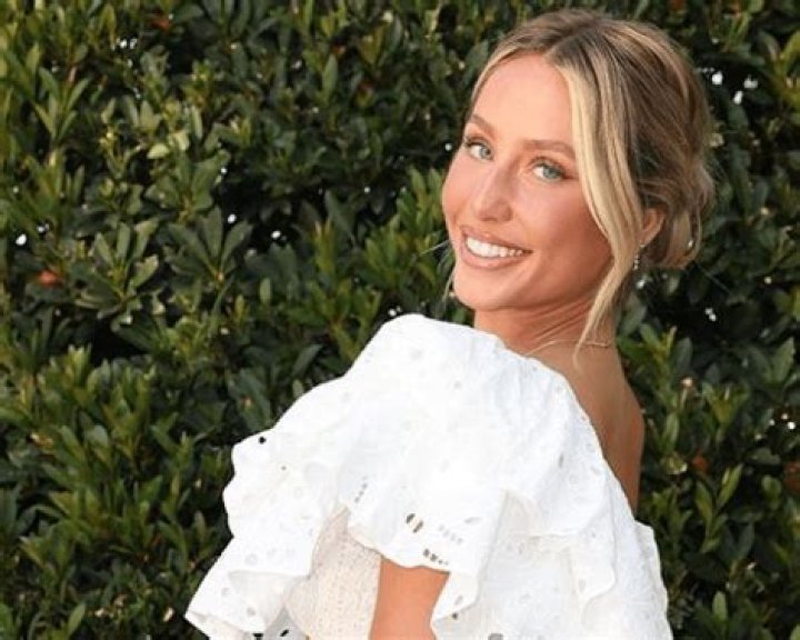 Alix Earle Shares New Swimsuit Photos From the Beach — Celebwell