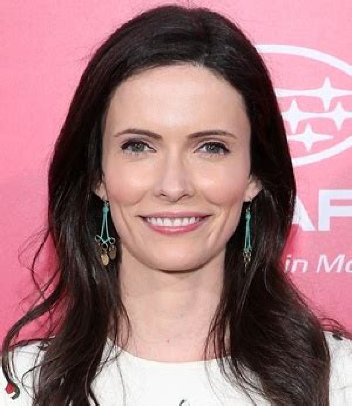 Elizabeth Tulloch Height Weight Shoe Size Body Measurements Facts
