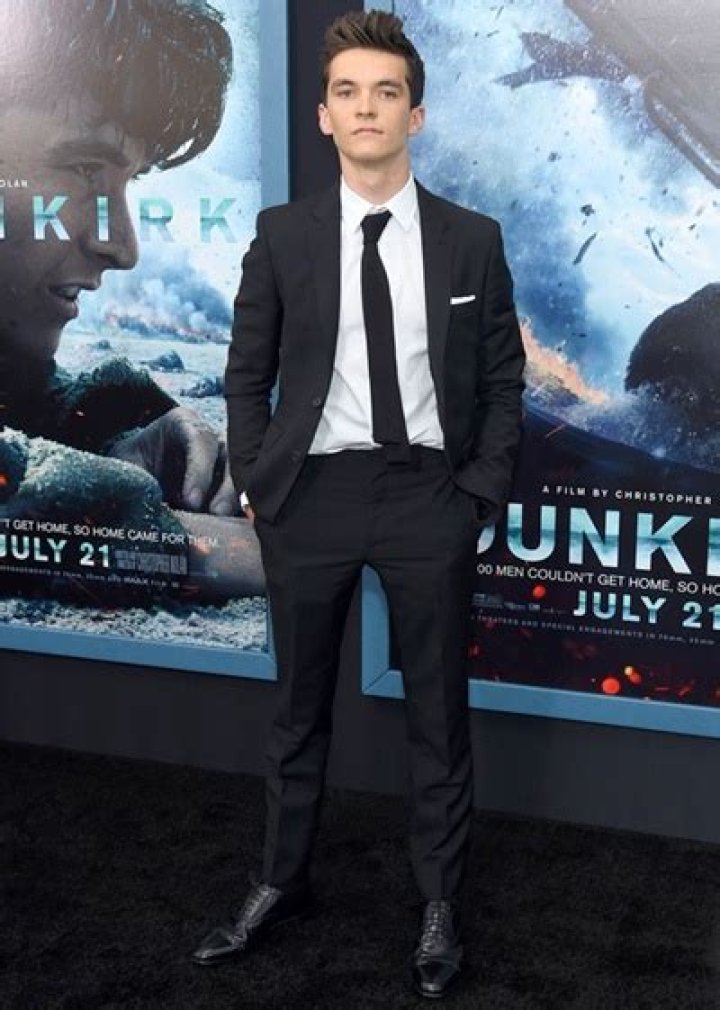 Fionn Whitehead Height Weight Body Measurements Shoe Size Facts Bio