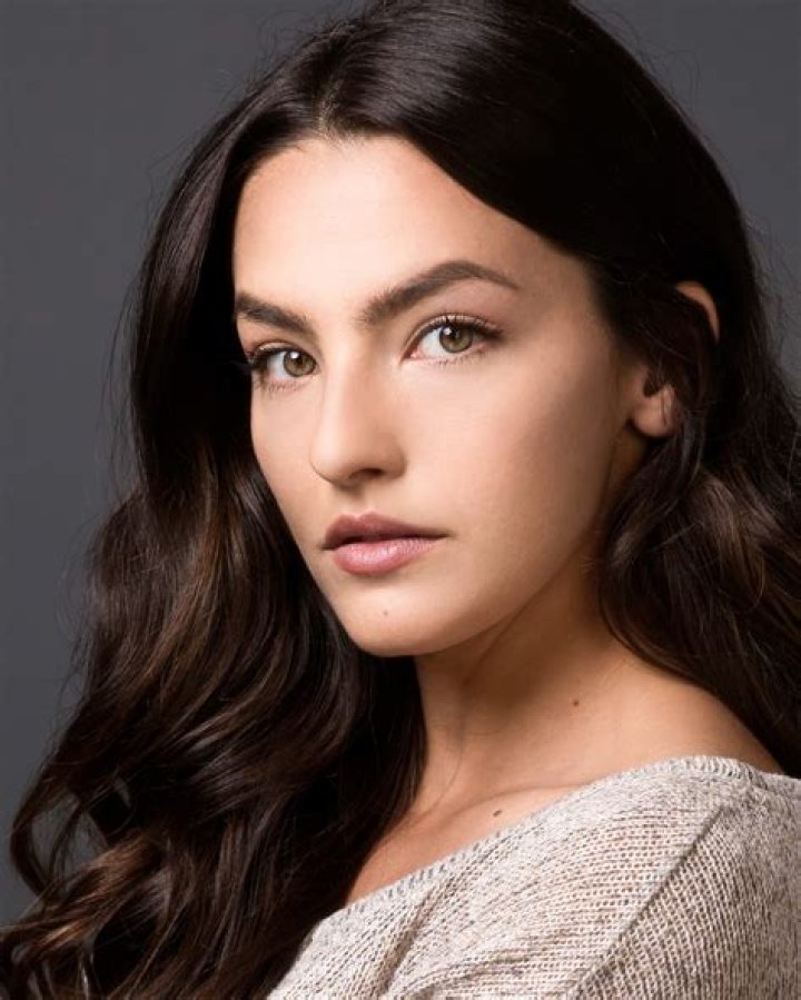 Gizem Erdogan Wiki, Age, Boyfriend, Height, Net Worth & Parents