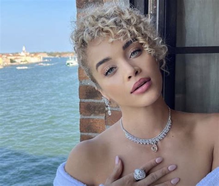 Jasmine Sanders in Bathing Suit Has a "Pool Day" — Celebwell