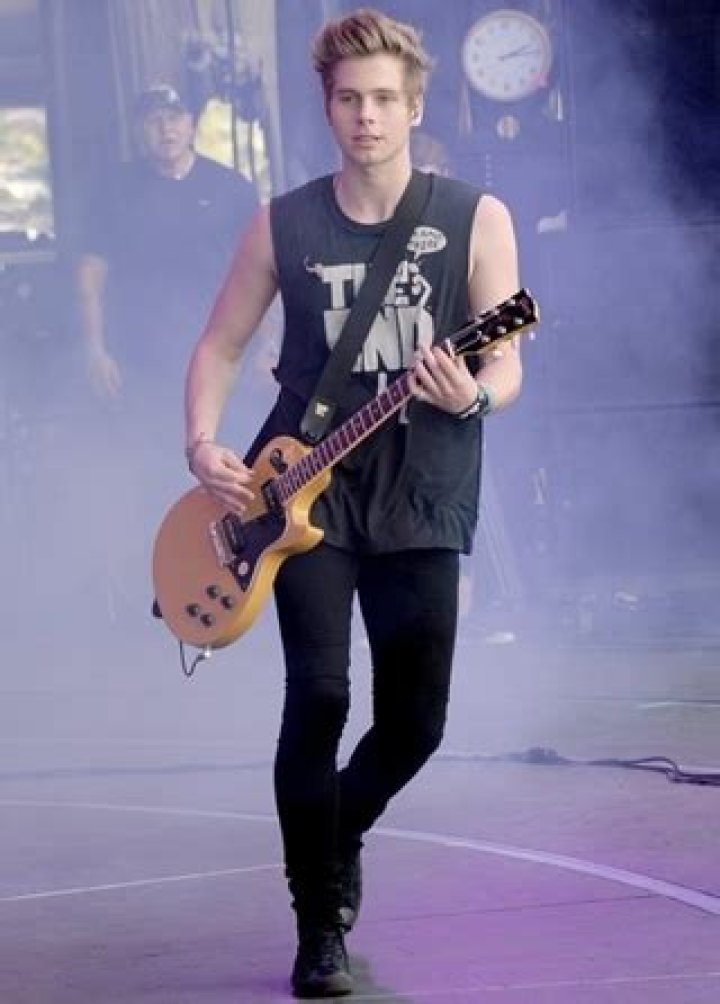 Luke Hemmings Body Measurements Height Weight Shoe Size Vital Stats Facts