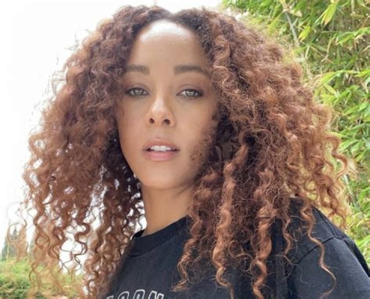 Nashville Star Chaley Rose Shares Swimsuit Photo as "Social Media is a Lie"