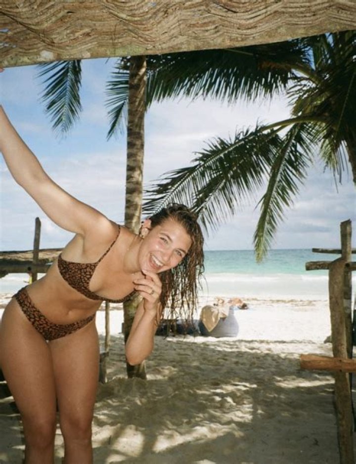 Yellowjackets’ Sophie Nélisse in Bathing Suit is "Muy Caliente" — Celebwell